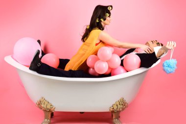Rutin bakım saç. Banyo hijyen alışkanlıkları. İki küvet içinde. Birkaç MIME adam ve seksi kadın banyo keyfini çıkarın. Kabarcık banyo günü. Güzellik rutin ve kişisel hijyen. Her gün saç yıkama