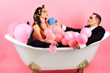 Kabarcık banyo günü. İki küvet içinde. Birkaç MIME adam ve seksi kadın banyo keyfini çıkarın. Güzellik rutin ve kişisel hijyen. Rutin bakım saç. Banyo hijyen alışkanlıkları. Aynı rutin her gün