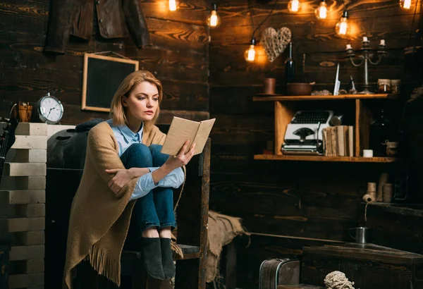 Leo porque es relajante. A las estudiantes les gusta leer. El conocimiento y la comprensión de la lectura son claves para la alfabetización. Los estudiantes obtienen conocimiento del libro. Mujer bonita leer un libro — Foto de Stock