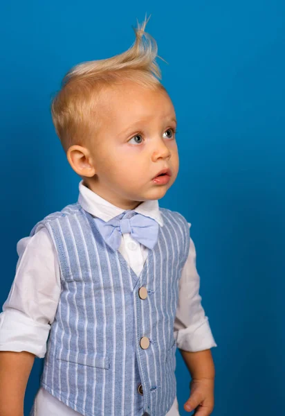 Ich liebe meine Haare. Kleines Kind mit unordentlichem Haarschnitt. kleines Kind mit Kurzhaarschnitt. Junge Kind mit stilvollen blonden Haaren. gesunde Haarpflege-Tipps für Kinder. Haarpflegeprodukte — Stockfoto