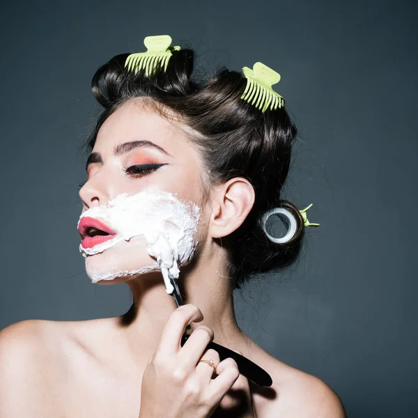 Aseo matutino y cuidado de la piel. mujer pin up con maquillaje de moda. chica pinup con pelo de moda. afeitado mujer retro con espuma y hoja de afeitar. chica bonita en estilo vintage. Aplicar crema en la cara — Foto de Stock