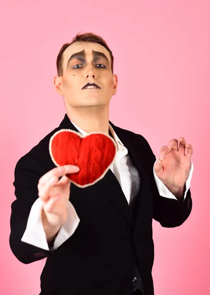 En serio lo de alguien. Confesión de amor el día de San Valentín. El hombre mimo tiene el corazón rojo para el día de San Valentín. Actor de mimo con símbolo de amor. Teatro actor pantomima caer en el amor — Foto de Stock