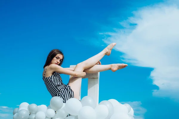 Sentir liberdade e sonhar. inspiração e imaginação. Rapariga sentada no céu. Retrato de moda de mulher. mulher em vestido de verão com balões de festa. Sência da liberdade — Fotografia de Stock