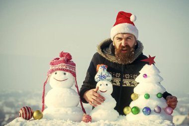 Kış günü Noel Baba şapkası içinde sinirli hipster