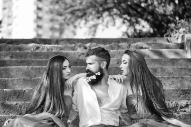 sakallı adam ve kadın merdivenlerde