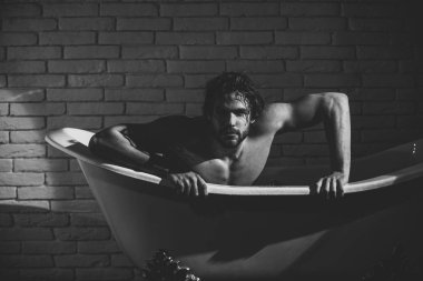 Banyoda küvet içinde seksi maço sit