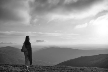 Sırt çantası ile güzel kız uzun yürüyüşe çıkan kimse