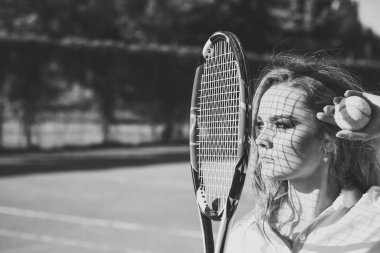 Net gölge güneşli yüzündeki kadınla