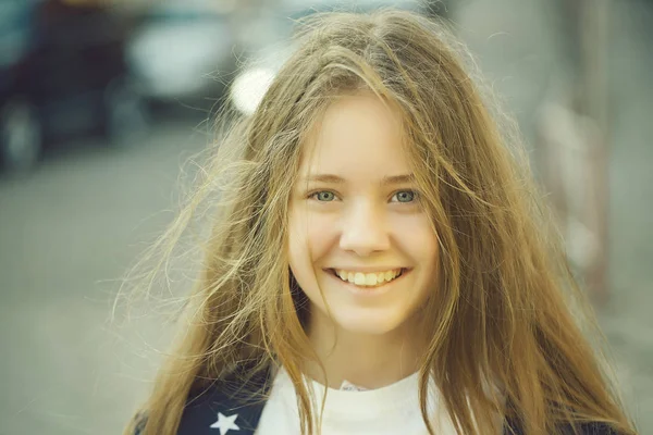 Adolescente linda chica al aire libre — Foto de Stock