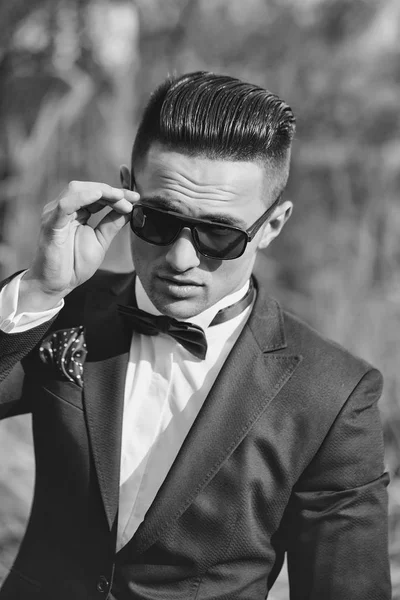 Hombre guapo en traje y gafas de sol —  Fotos de Stock