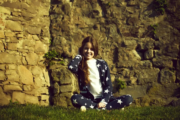 Teenager Mädchen in der Nähe von Steinmauer — Stockfoto