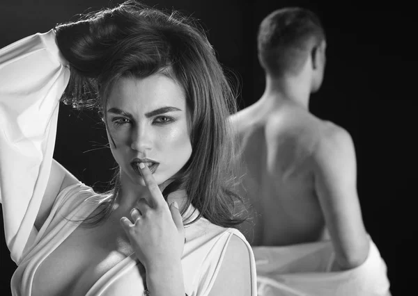 Momentos de intimidad. Juegos de amor. Mujer sexy con aspecto sensual y hombre desvestirse. Mujer Sexi con maquillaje y cabello largo. Pareja enamorada. Amando a la pareja familiar. Relación de amor, blanco y negro — Foto de Stock