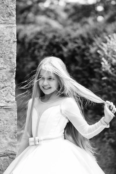 Маленька дівчинка в білій сукні на відкритому повітрі — стокове фото