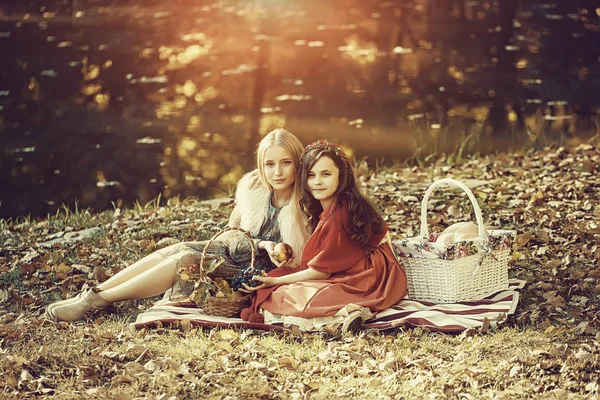 Dos hermanas en la orilla del lago — Foto de Stock