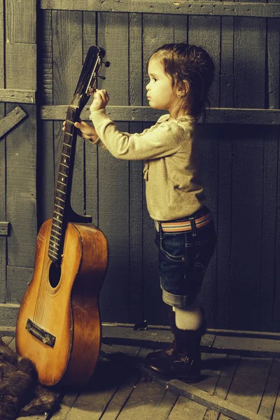 Petite fille avec guitare — Photo