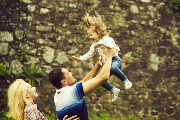 Glückliche Eltern mit kleinem Mädchen — Stockfoto