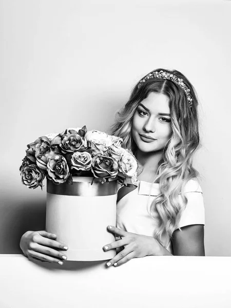 Όμορφο κορίτσι με κουτί λουλούδι — Φωτογραφία Αρχείου