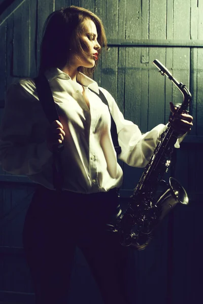 Femme rétro avec saxophone — Photo