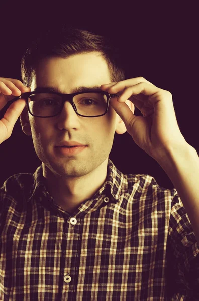 Chico joven, nerd en gafas y camisa a cuadros de moda —  Fotos de Stock