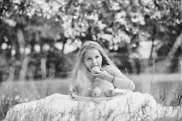 Menina pequena no vestido com cesta de frutas — Fotografia de Stock