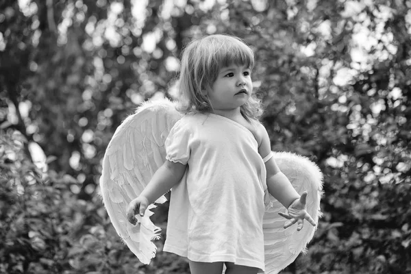 Petit garçon dans les ailes d'ange — Photo