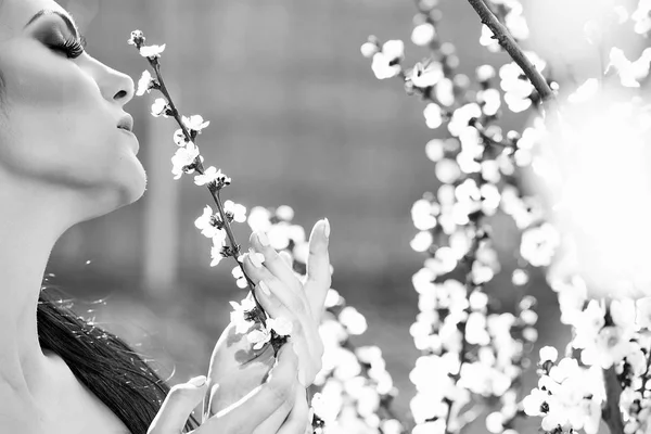 春の花を持つ女性 — ストック写真