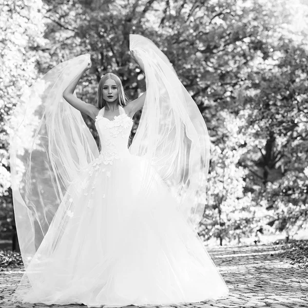 Sposa in bel vestito all'aperto — Foto Stock