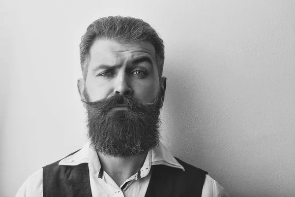 Uomo barbuto, brutale hipster caucasico con faccia seria — Foto Stock