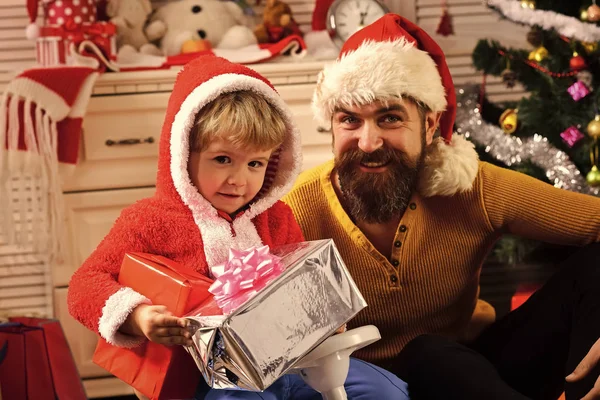 Bonne famille célébrer le nouvel an et Noël. — Photo