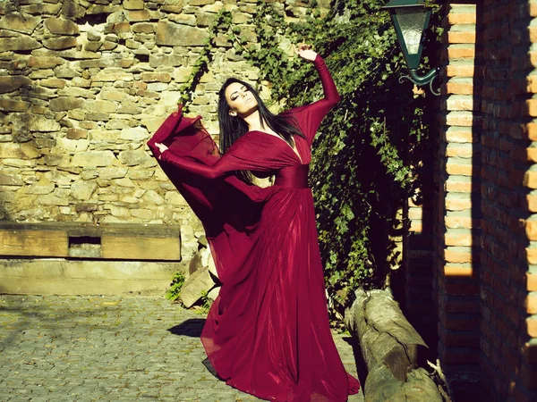 Kobieta w czerwonej sukience odkryty — Zdjęcie stockowe
