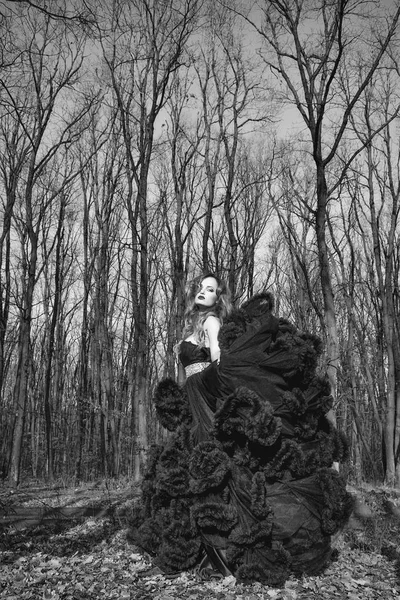 Elegáns fiatal nő erdőben — Stock Fotó