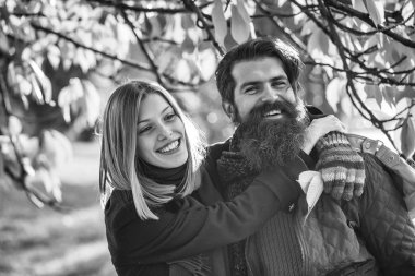 Sonbahar parkında genç bir çift