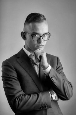 Gözlüklü düşünceli adam