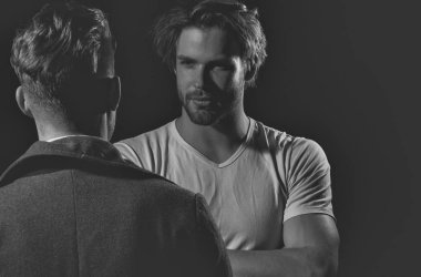 Yüzleri ters duran iki yakışıklı erkekler