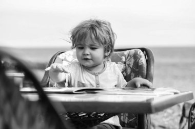 Menü kartı şirin bebek çocuk okur