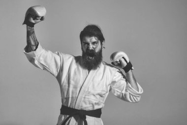 mutlu karate erkek kimono ve boks eldivenleri bağırarak sakallı