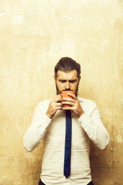 ciddi bir yüz kahve fincan çay içmek adamla sakallı