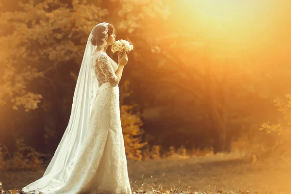 Giovane sposa nella foresta — Foto Stock