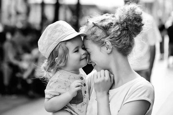 Mother holds son in street — Stock Photo, Image