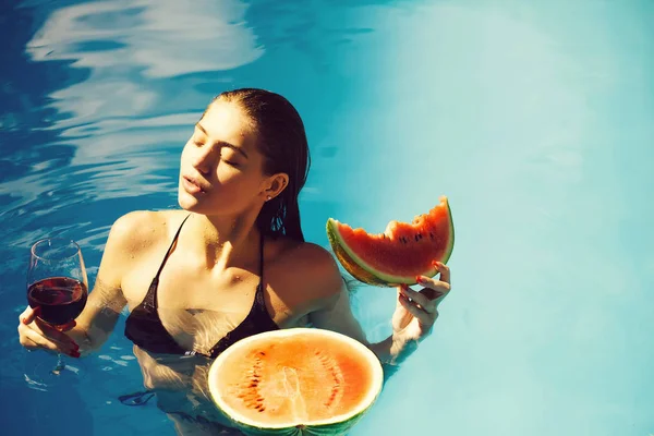 Donna con anguria e vino in piscina — Foto Stock