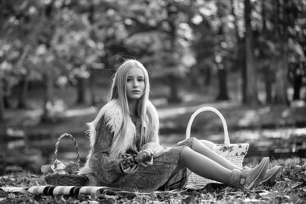 Menina bonita em piquenique — Fotografia de Stock