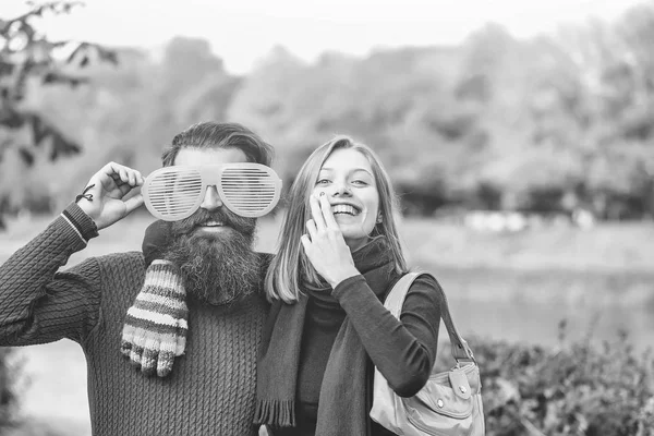 Junges Paar im Herbstpark — Stockfoto