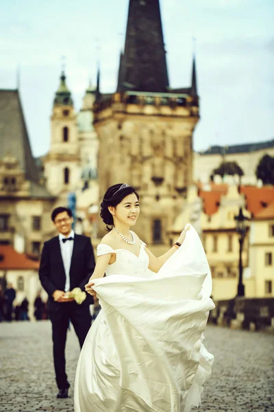 Chinês bonito jovens recém-casados — Fotografia de Stock