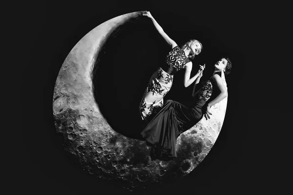 달에 드레스 여자 — 스톡 사진
