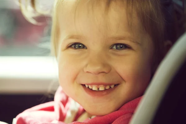 Гарна маленька дівчинка посміхається — стокове фото