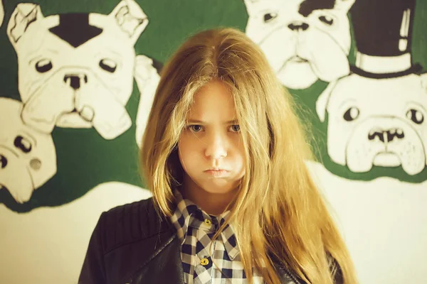 Adolescente bonito menina ao ar livre — Fotografia de Stock