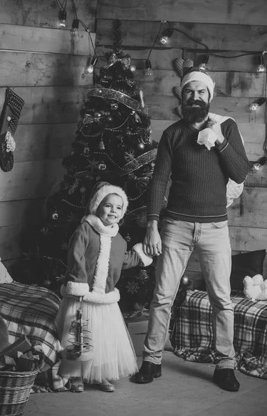Weihnachtsmann-Kind und bärtiger Mann am Weihnachtsbaum. — Stockfoto