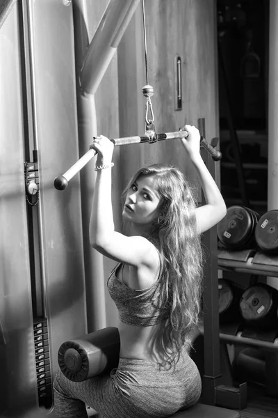 Hübsches Mädchen auf Gewichtsmaschine — Stockfoto