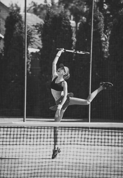 Atleta mujer jugar al tenis en la cancha, deporte —  Fotos de Stock