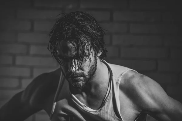 Uomo barbuto con capelli lunghi bagnati in singoletto bianco — Foto Stock